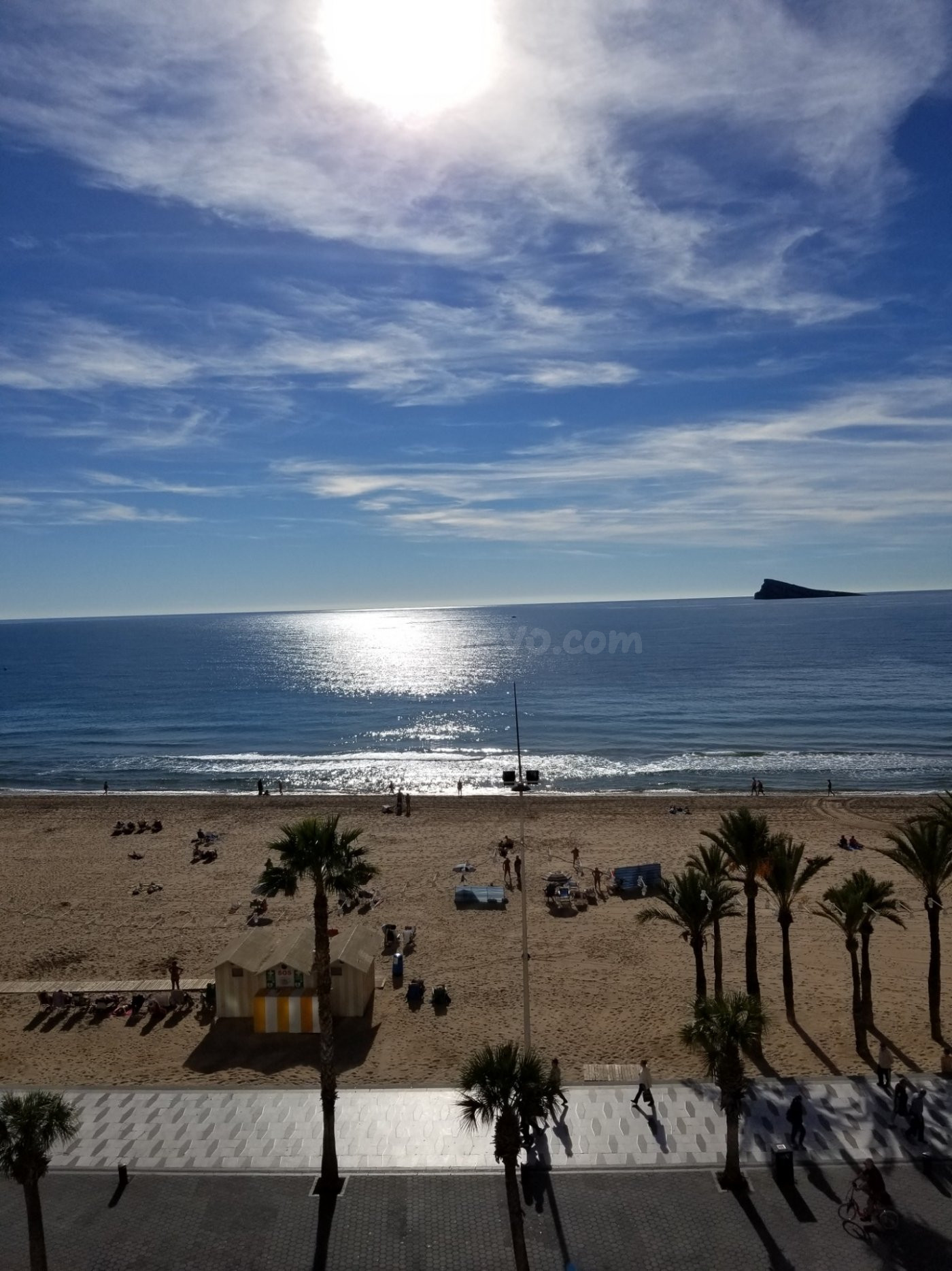 VENDO EN PLAYA LEVANTE GRAN PISO DE 4 DORMITORIOS, 3 BAÑOS. EN PRIMERA LINEA DE PLAYA