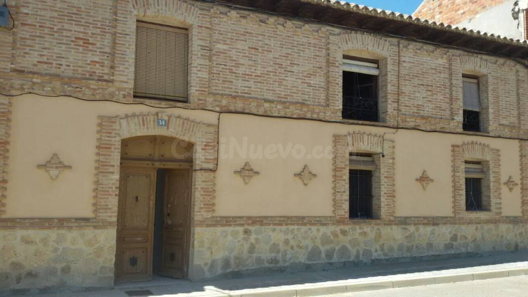 CASA DE PUEBLO EN TORREMORMOJÓN (PALENCIA) EN EL MISMO CENTRO DEL PUEBLO.