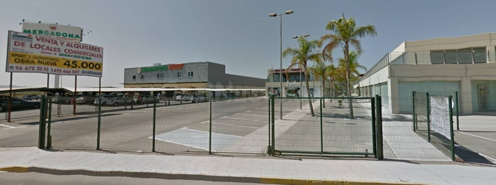Se venden y se alquilan locales comerciales en zona de mucha afluencia junto a Mercadona.