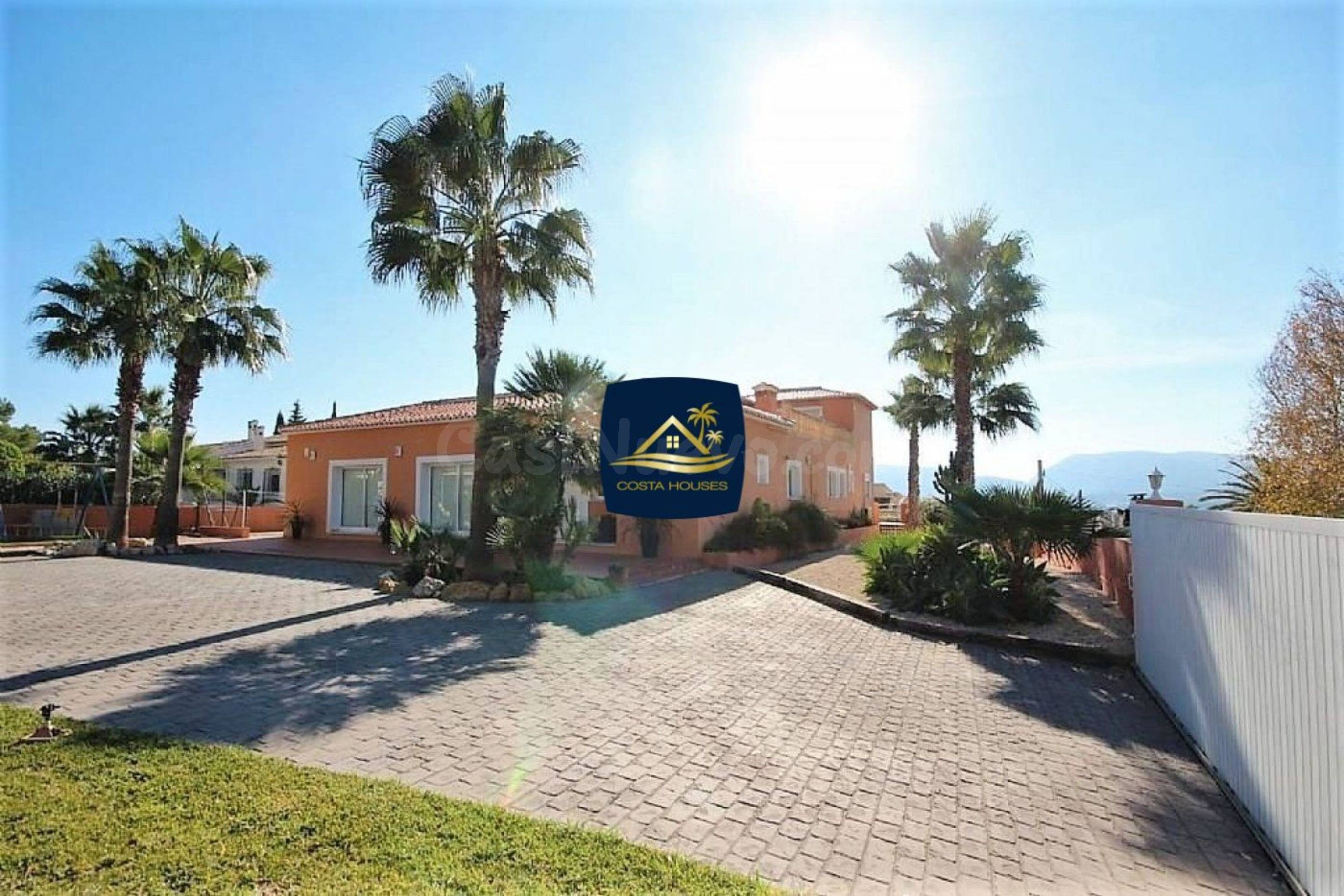 Impresionante VILLA con Parcela de 1.890m2 para familia numerosa o RESTAURANTE en Montgo · Javea