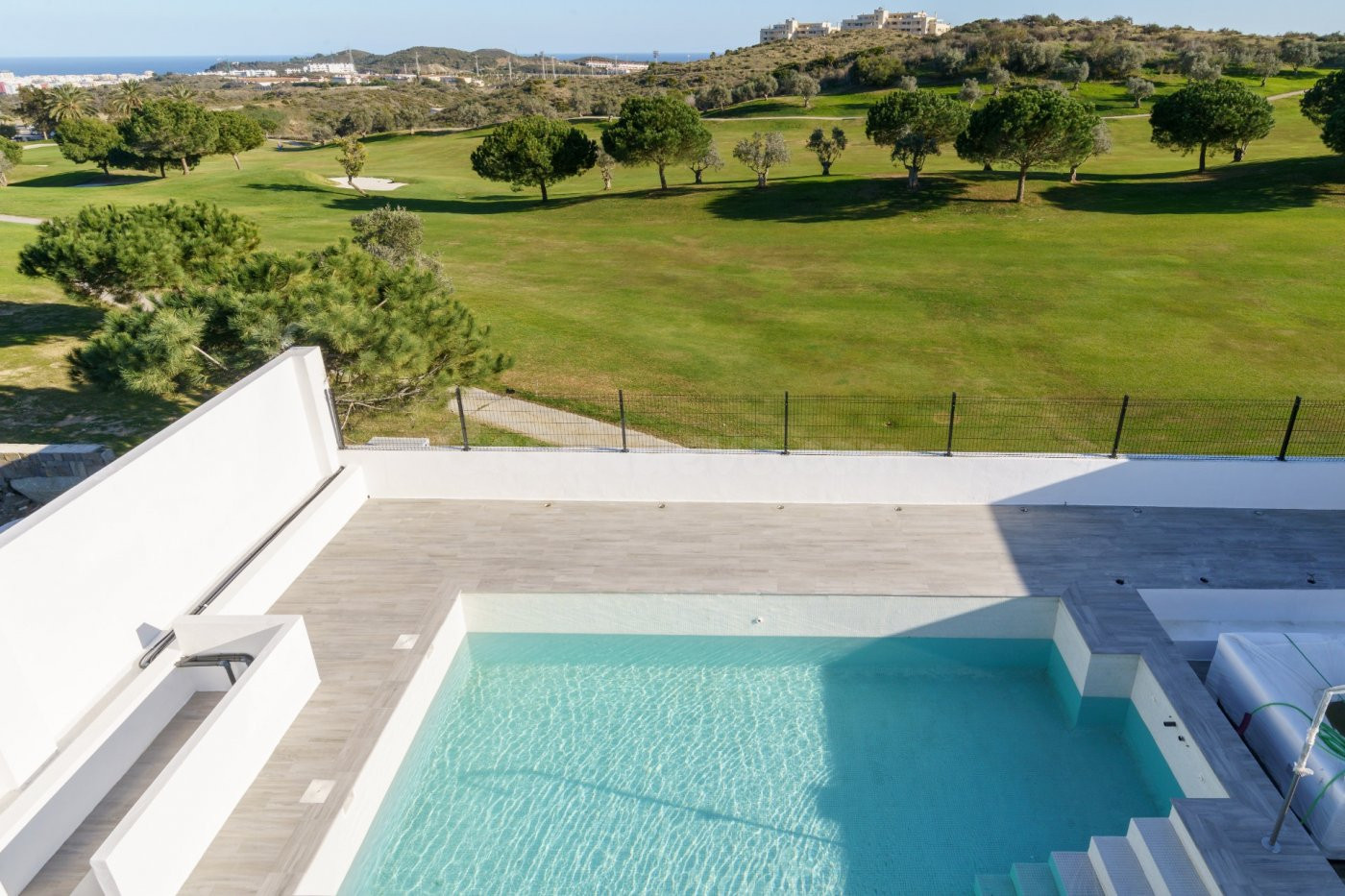 10 villas modernas, con varios diseños diferentes, en 1º línea de golf