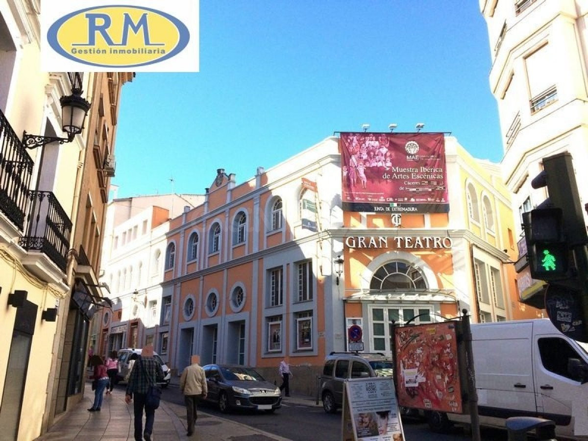 LOCAL COMERCIAL entre la zona de PINTORES y el Gran Teatro