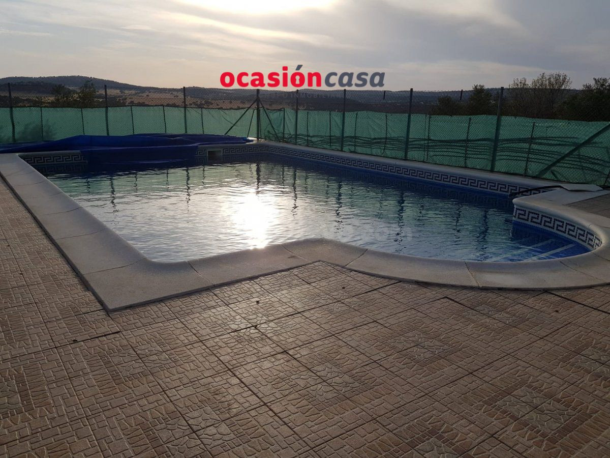 FINCA DE OLIVOS Y ENCINAR CON VIVIENDA
