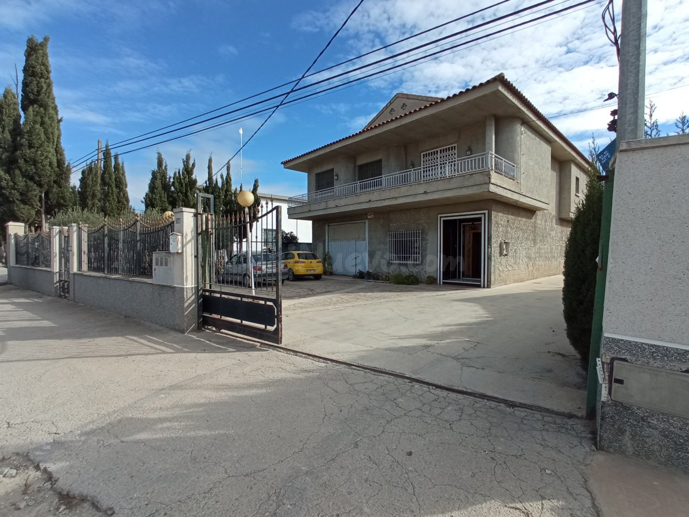 Casa en Alquerias con parcela de 4.000 metros, vivienda de 300 metros con 4 dormitorios y 2 baños.