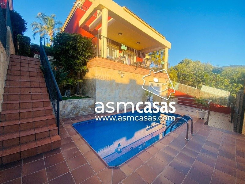 Agencia Inmobiliaria de Benicasim vende villa individual en Urbanización Las Palmas- Montornes .
