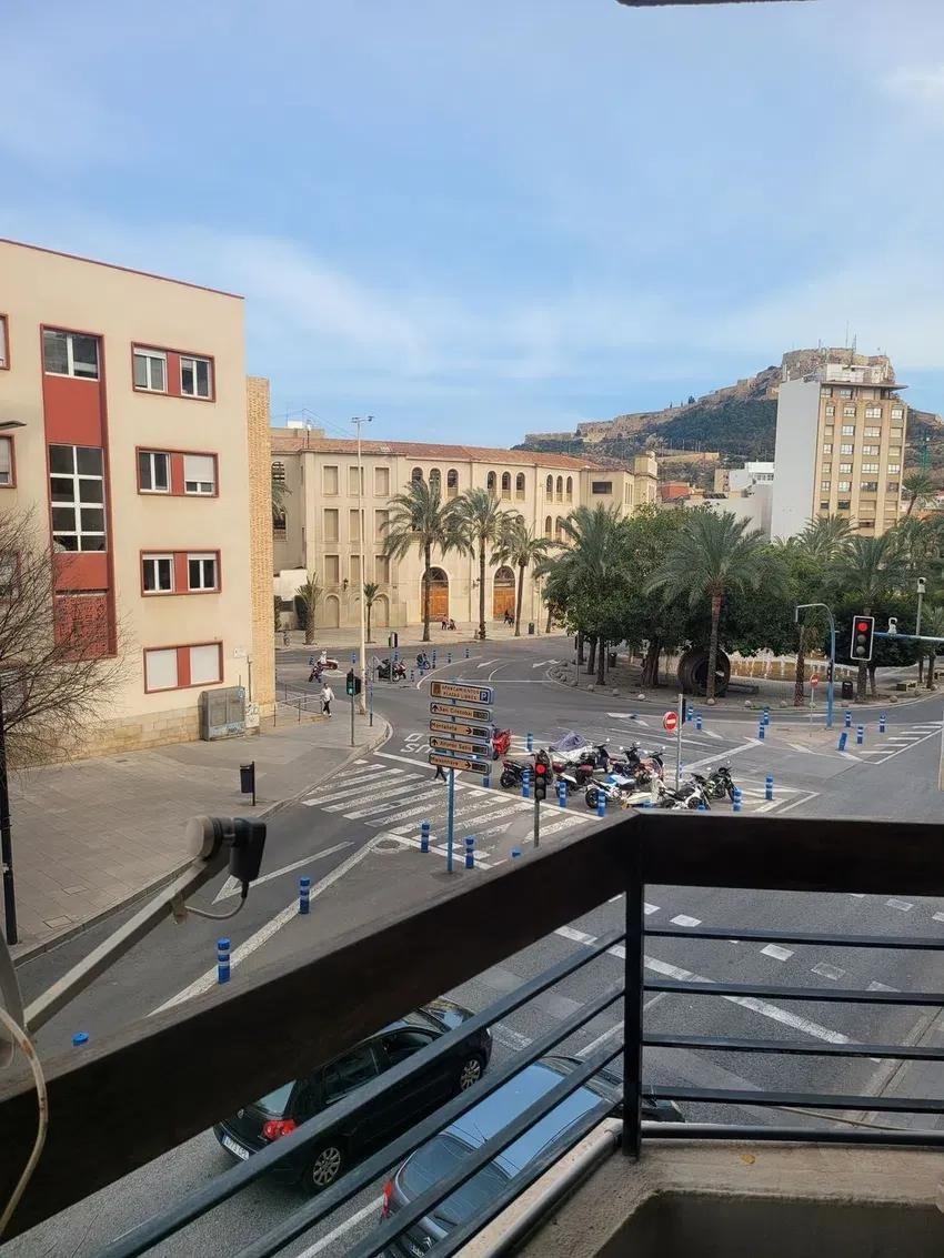 EXCELENTE PISO CENTRICO. AV ALCOY