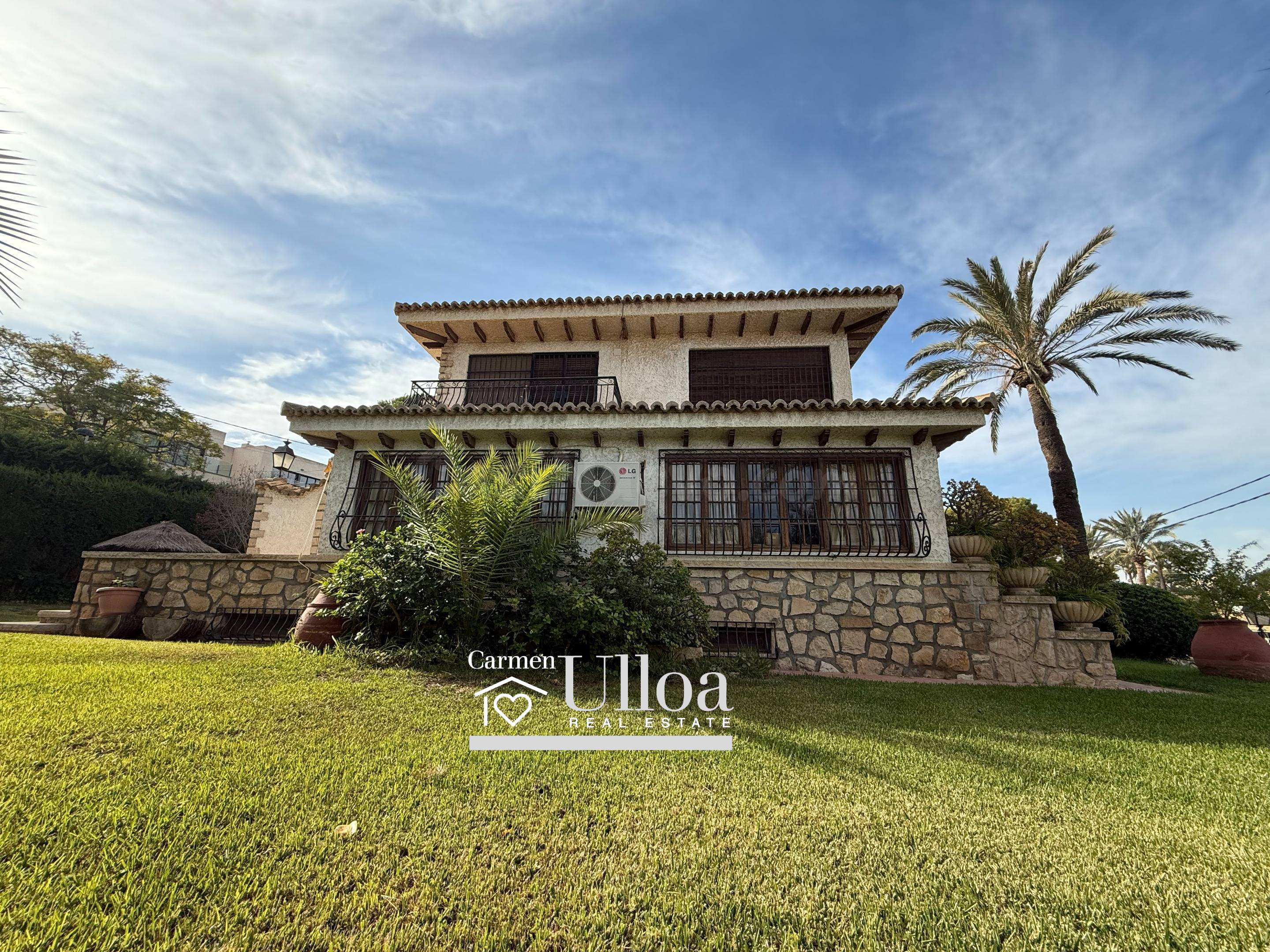 ELEGANTE VILLA INDEPENDIENTE CON AMPLIO JARDÍN Y PISCINA EN VISTAHERMOSA