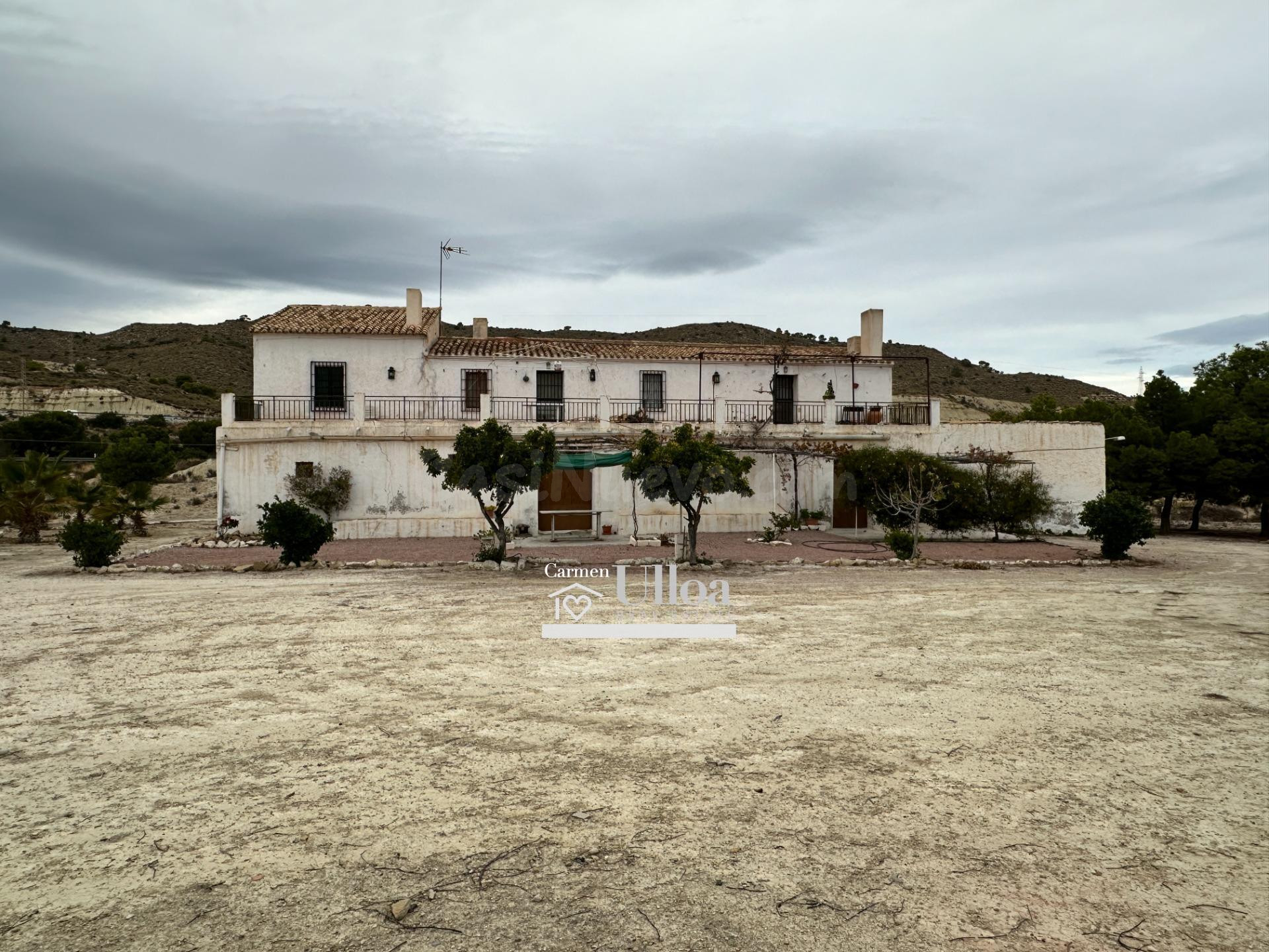 ANTIGUA CASA SITUADA EN ENORME PARCELA PARA REFORMAR O CONSTRUIR FRENTE AL MAR