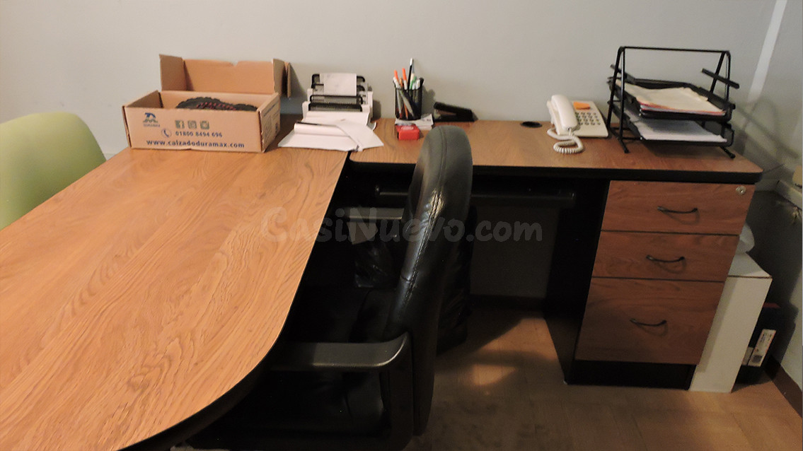 Escritorio madera L y sillas negras en buen estado