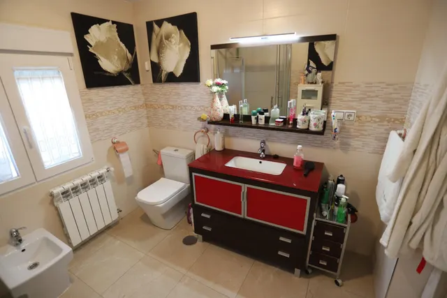 Casa en planta baja para entrar a vivir con 3 dormitorios, cocina amplia, salón, comedor, 2 patios y lavadero — 16