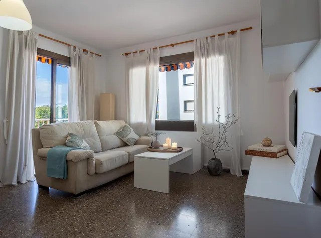 Piso de 3 dormitorios con terraza en el centro de Torredembarra — 2