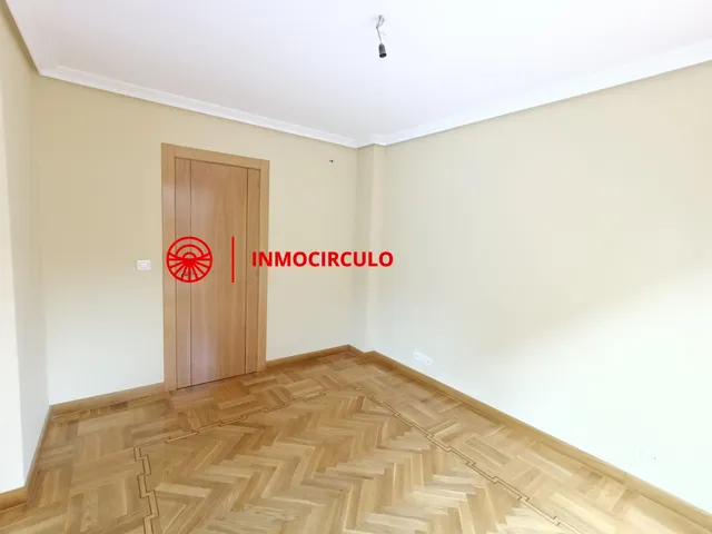 Exclusivo Chalet Pareado Junto al HUBU: Tu Oasis Urbano en Burgos — 11