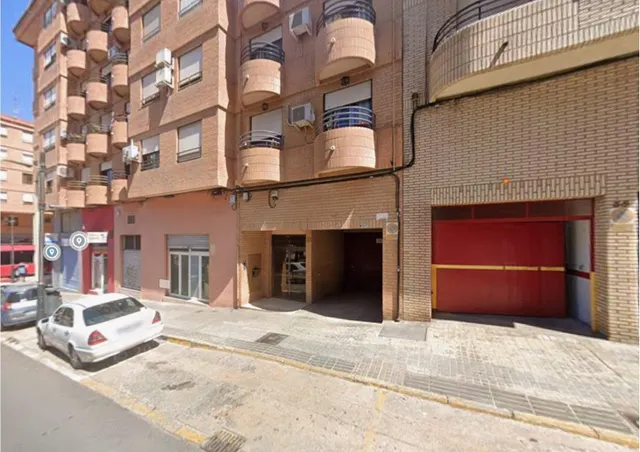 PLAZA DE PARKING AL LADO DE LA AVENIDA CALLE AZORIN — 11