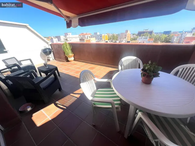 Ático amueblado con terraza en el centro de Vilanova — 16