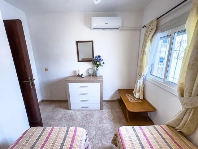 Encantador adosado de 2 plantas en Nueva Torrevieja — 2 dormitorios, 2 baños, gran patio y piscina comunitaria — 35