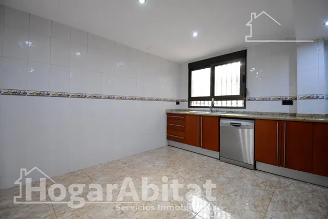 Espacio familiar y comodidad absoluta en este piso totalmente exterior con garaje privado cerrado — 11