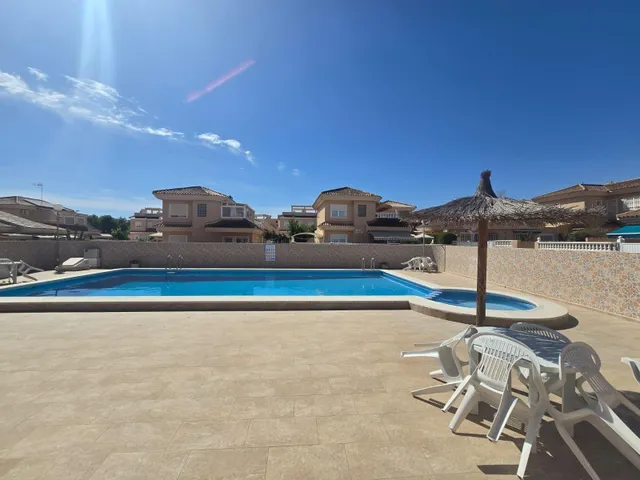 Amplia villa (aprox. 98 m2 + terrazas y garaje) con 3 dormitorios, 2 baños y gran piscina comunitaria. Cerca de colegios y comercios, y a solo 1,5 km de las playas de Punta Prima. — 46