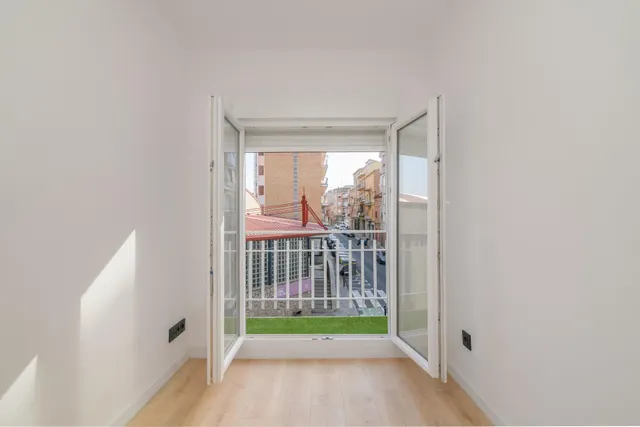 Piso de 3 habitaciones reformado al lado del Colegio Oms i de Prat. — 33