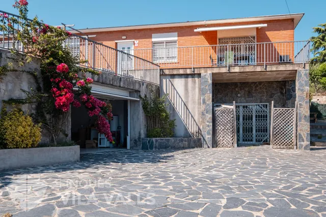 Casa a quatre vents amb gran terrassa i garatge per a 2 cotxes — 37