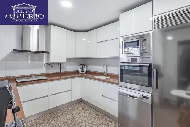 Amplia casa de 182 m2 con patio, gran sótano y a menos de 5 minutos del metro — 7