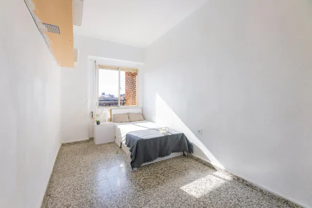 Piso con gran balcón en Avenida Burjasot — 32