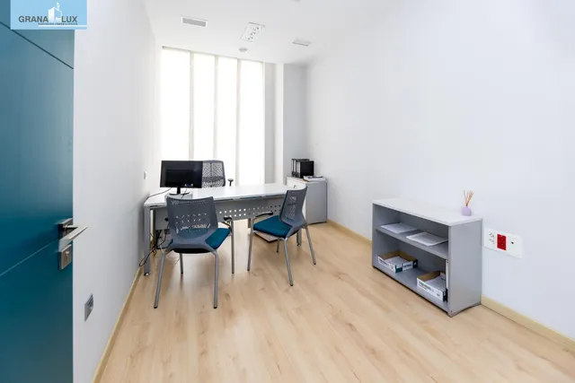 LOCAL COMERCIAL JUNTO AL CAMPUS DE LA SALUD — 9