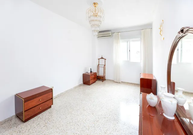 ¡Oportunidad única! Ático de 4 dormitorios y 2 baños con gran terraza frente al Colegio Agustinos (Arabial) — 21