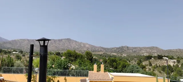 SE VENDE CHALET EN MUY BUENA ZONA PEGADO AL PUEBO Y A 20 MINUTOS DE ALICANTE — 30