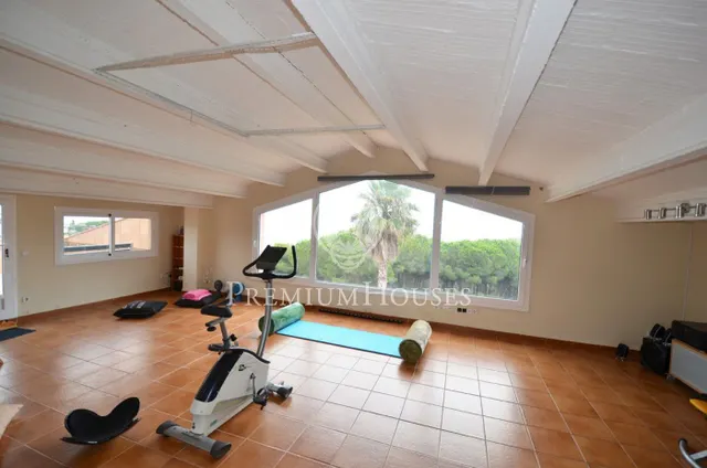 Casa en venta con gran parcela frente al mar en Canet de Mar — 24
