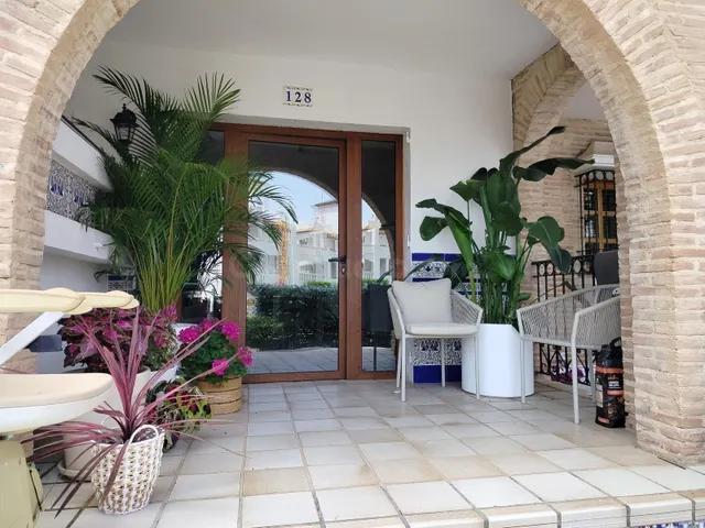 Magnífico bungalow en planta baja con jardín en Villamartín  - foto 2