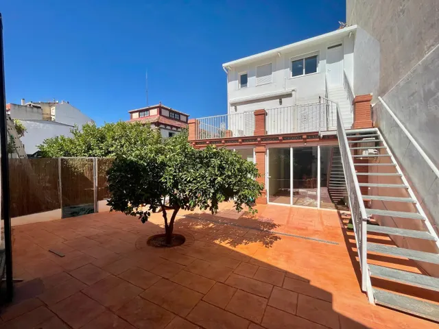 Chalet luminoso con patio y vistas — 23