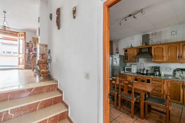 Gran Casa en Esquina en Atarfe – 4 Dormitorios, Piscina, Garaje y Espacio Comercial — 48