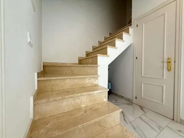 Casa adosada totalmente reformada de renta libre situada en una urbanización privada. — 28