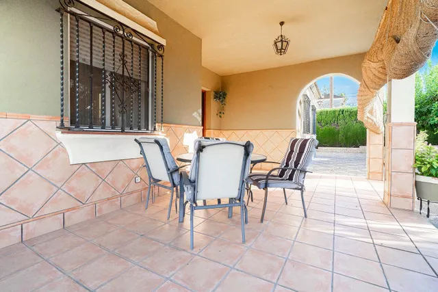 Chalet independiente con piscina privada, amplio jardín y 6 dormitorios en Bollullos de la Mitación — 26