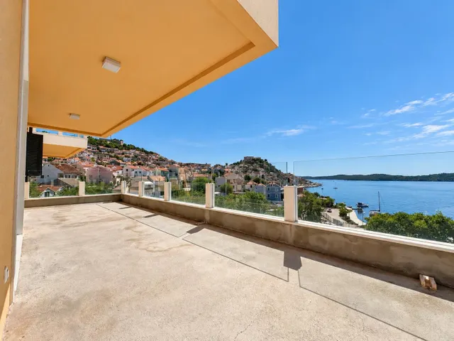 Residencia contemporánea con vistas al mar y al casco histórico de Sibenik, Croacia — 9