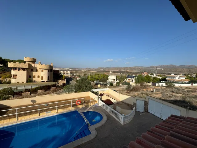 Chalet independiente de 5 dormitorios en venta en Isla Plana - foto 4