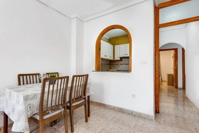 Increíble apartamento de 2 dormitorios cerca de la playa en Torrevieja — 13