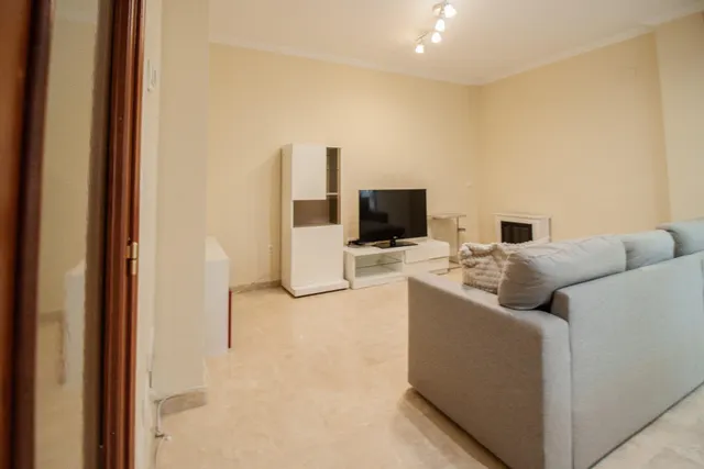 ¡Tu nuevo hogar en Bormujos! Magnífico chalet en alquiler con patio. — 17
