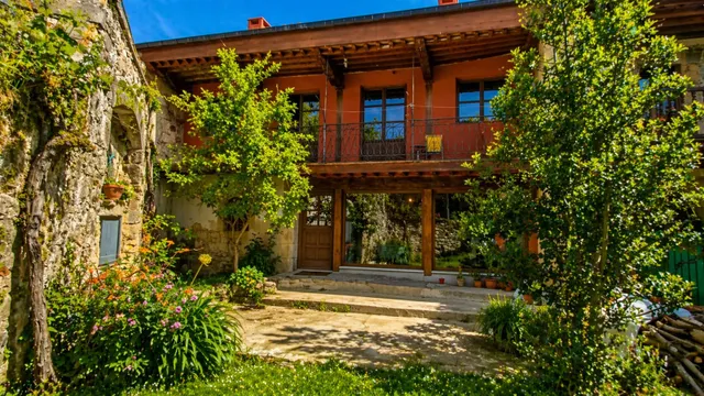 CASA ADOSADA EN UN ENTORNO PRIVILEGIADO.- — 19