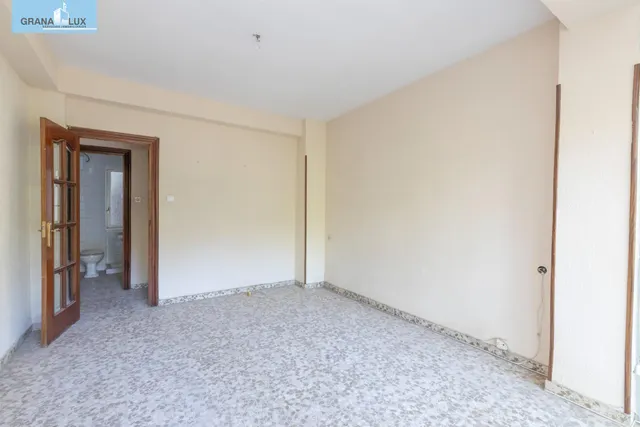 Piso en esquina con terraza y vistas a Plaza Mariana Pineda, Granada — 27