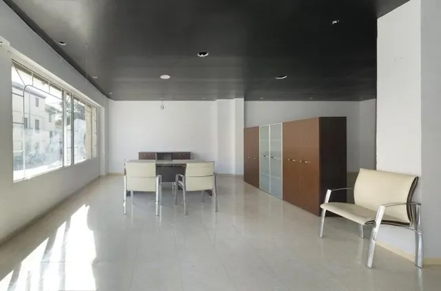 local comercial en avenida principal — 3