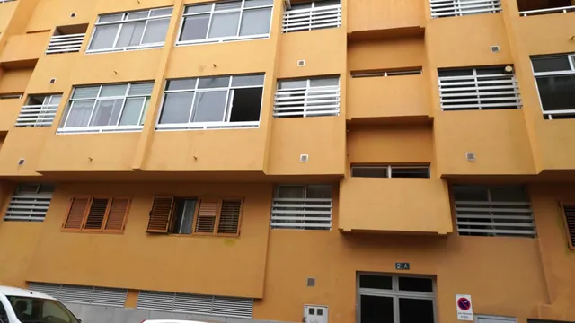 Piso de 3 dormitorios en arenales – calle obispo vela, Las Palmas de Gran Canaria — 2