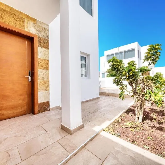 Villa con piscina privada y gran potencial en Playa Blanca — 31