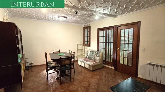 Exclusiva INTERURBAN: Casa de dos alturas con terraza y gara - foto 2
