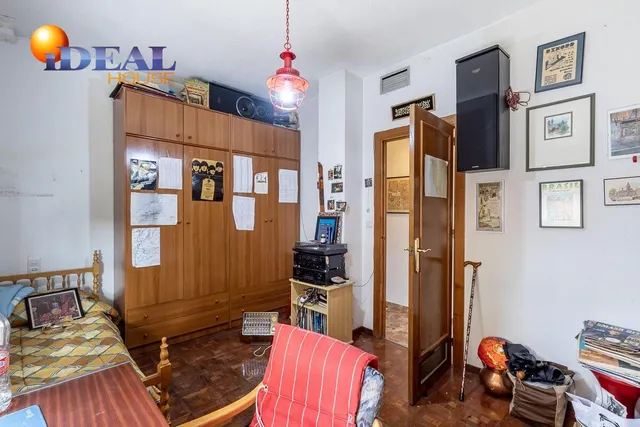 Pisazo en paseo del salón - Granada — 27