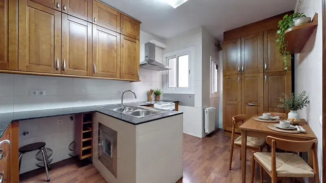 Vivienda en quinta planta con vistas panorámicas, luminosa, con 5 amplias habitaciones. — 16
