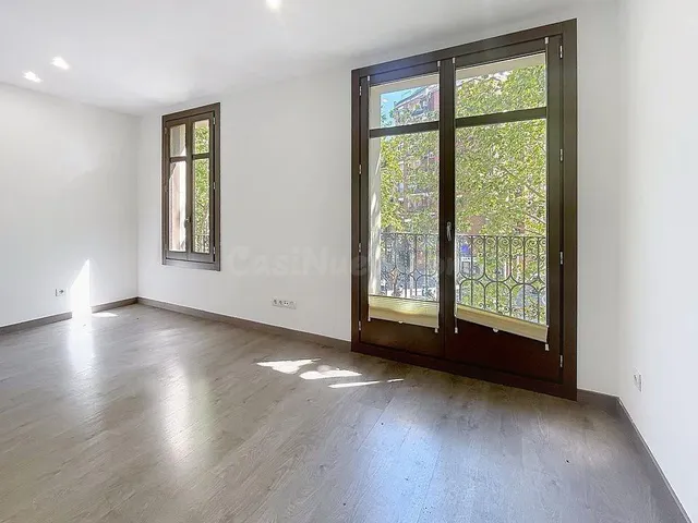 Luminoso piso en venta en Paral·lel — 3