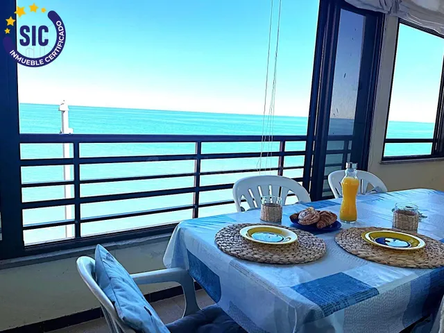 Atractivo apartamento con vistas espectaculares al mar.