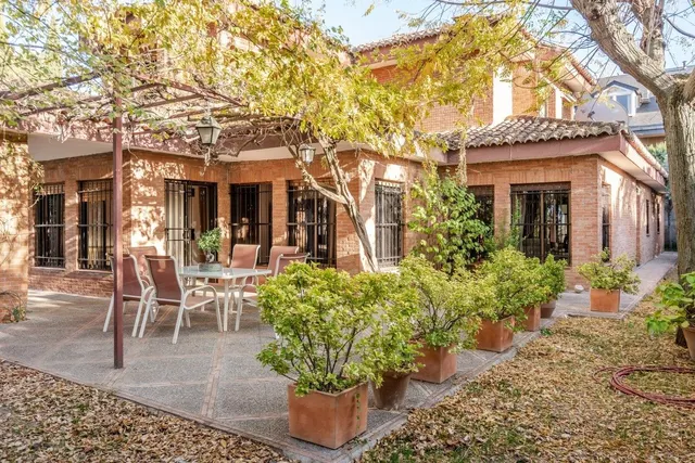 chalet independiente con la mejor parcela en la prestigiosa  urbanización de el serrallo — 24