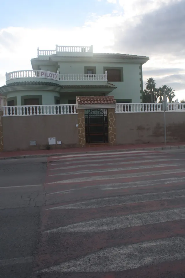 Fantástico Chalet Estilo Mediterráneo en Los Altos de Torrevieja con 3 Dormitorios y 4 Baños — 7